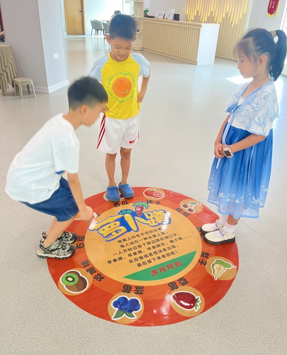 周日基礎(chǔ)班課間活動(dòng)，孩子們最喜歡玩的蘿卜蹲游戲_副本.jpg